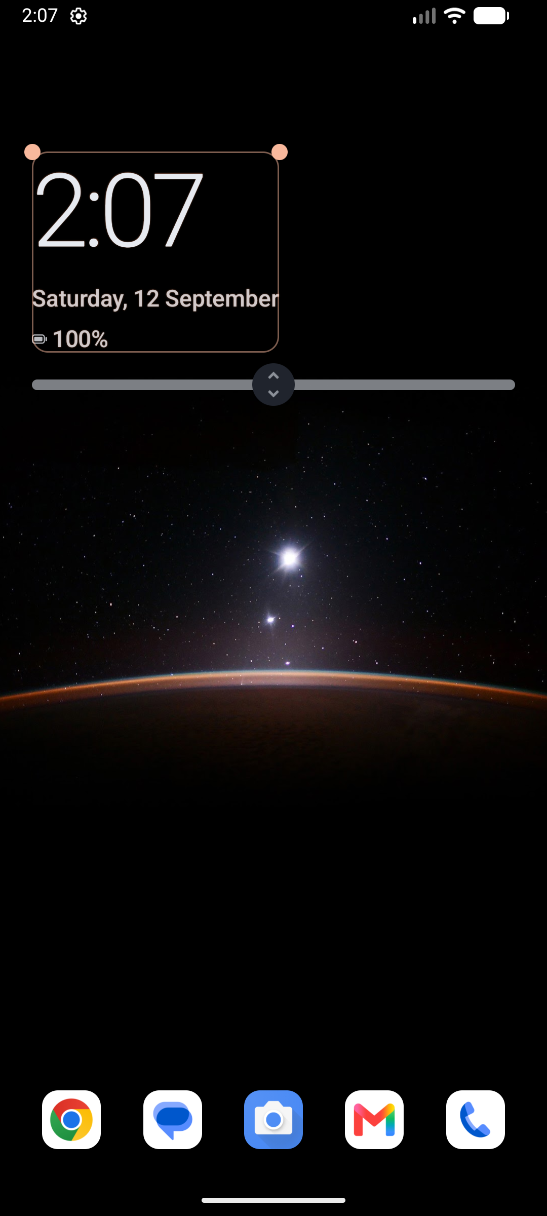 Dragging to resize and reposition the clock on the home screen